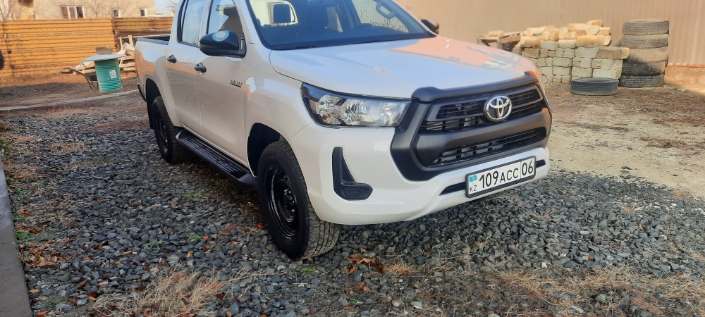 TOYOTA HILUX